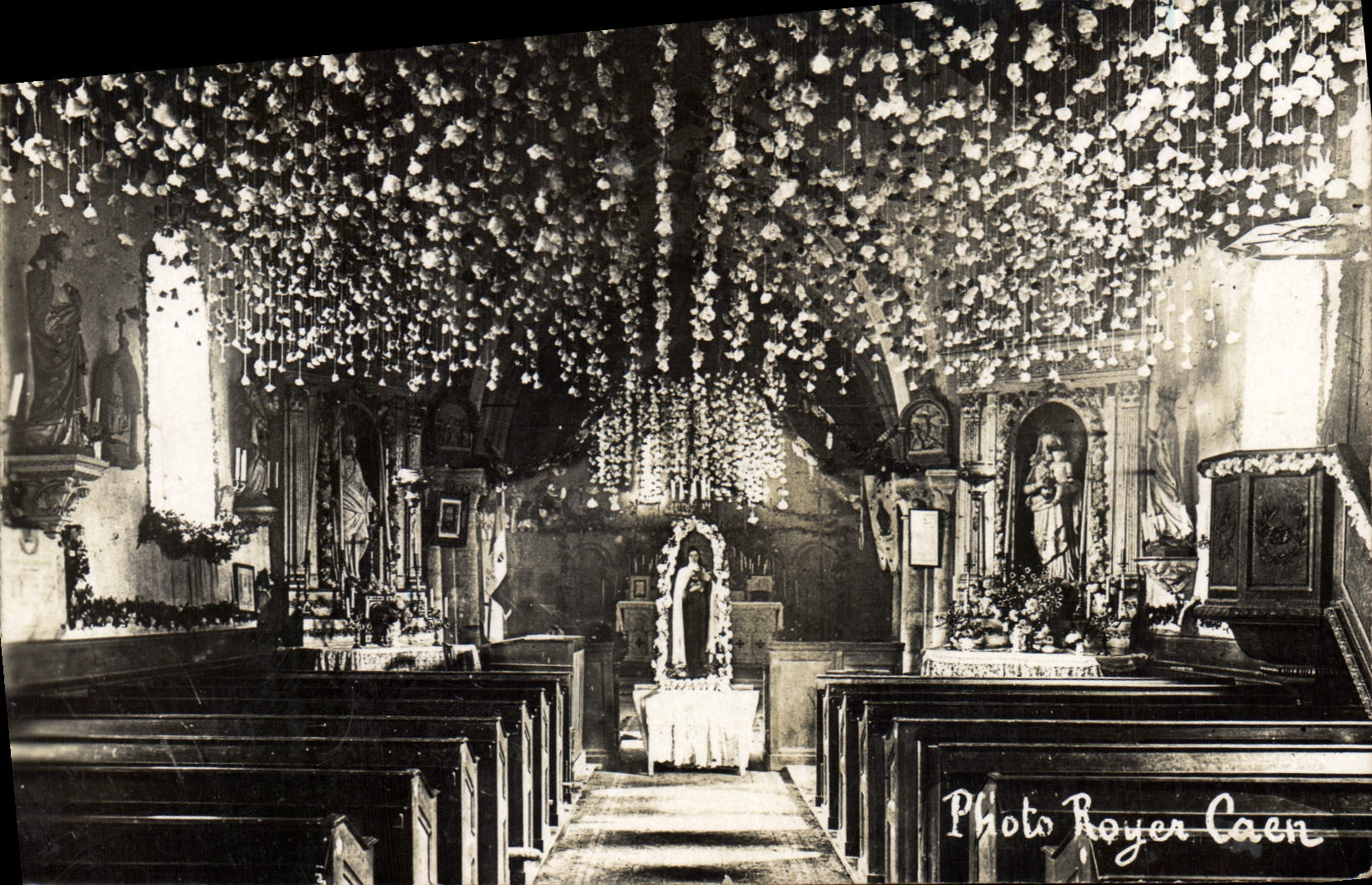 Intérieur d'une église décorée — Photo Royer Caen
