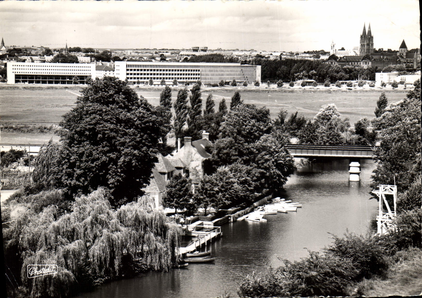 Caen — Vue panoramique sur les rives de l'Orne, la Prairie, le Nouveau Lycée, Malherbe et l'Abbaye aux Hommes — Photodit