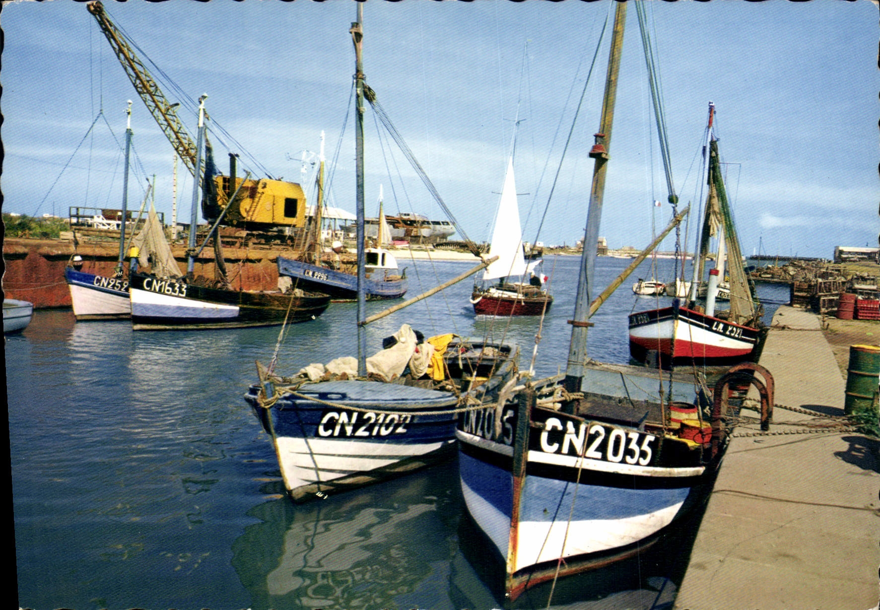 COURSEULLES-SUR-MER — Bateaux de pêche dans le port — Éditions « La Cigale »