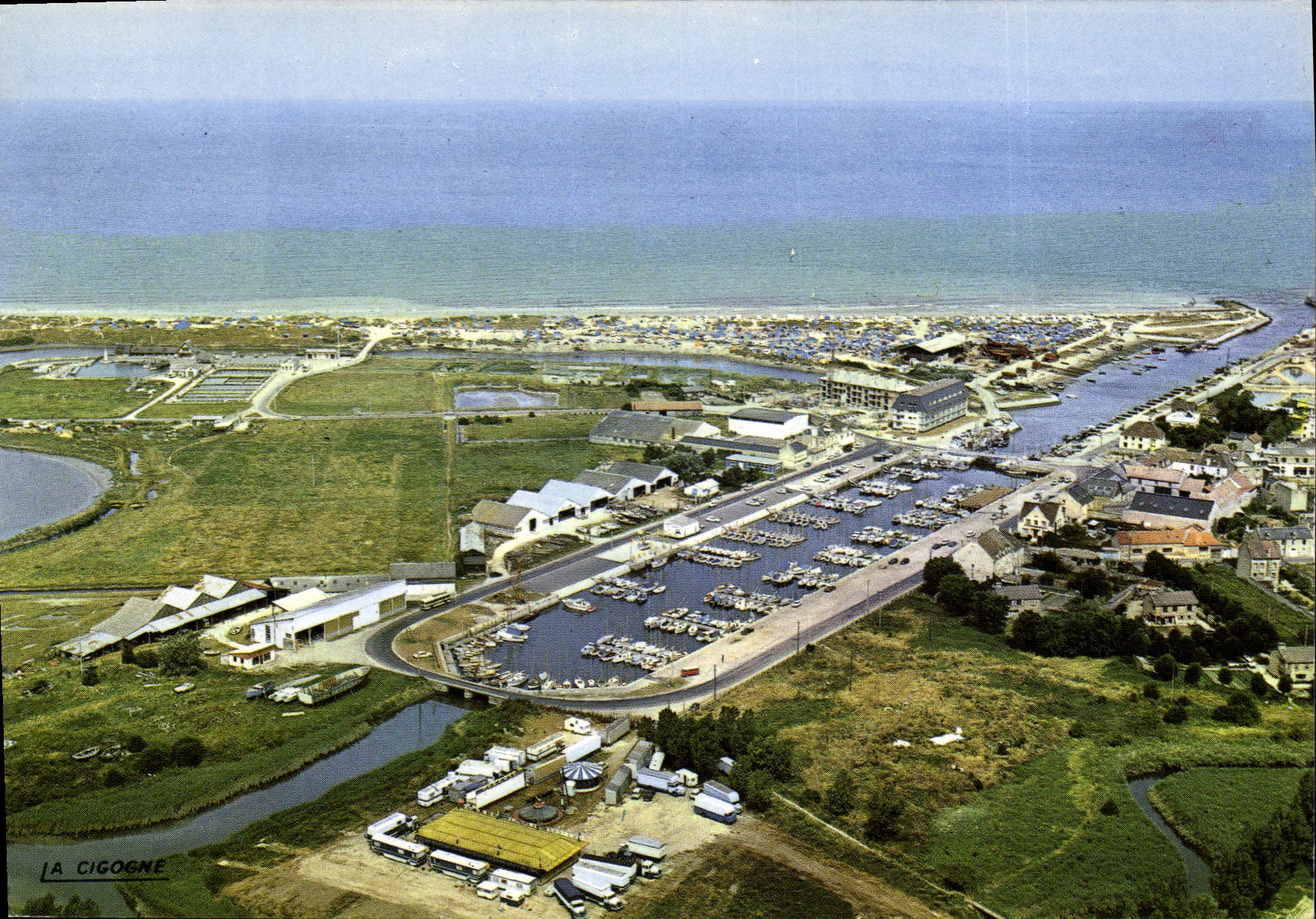 CPSM Courseulles Sur Mer En Avion Sur La Plage Et Le Bassin des yachts