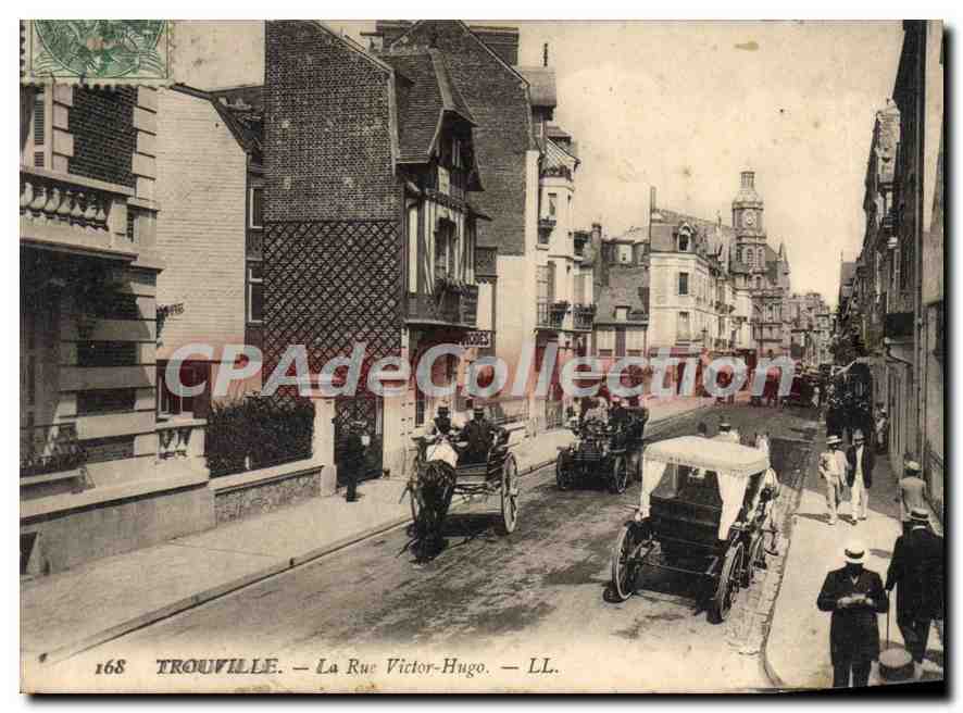 CPA Trouville La Rue Victor Hugo