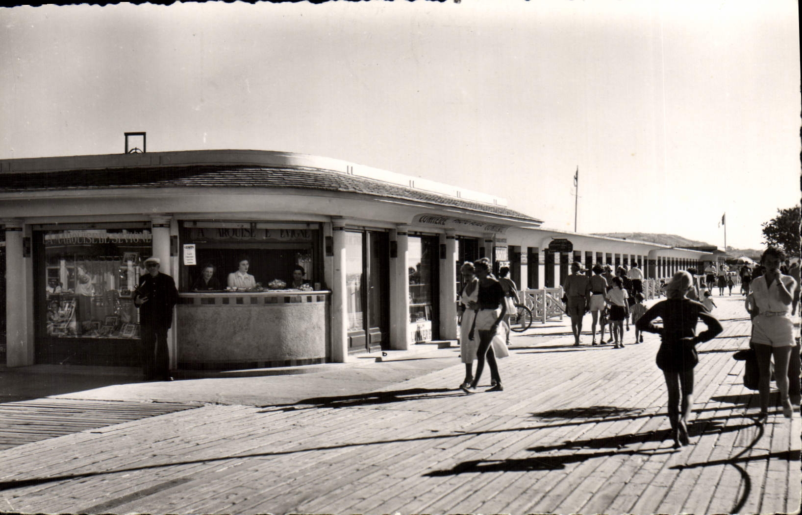 CPA Deauville Plage Fleurie Les Planches Et la marquise de Sévigné