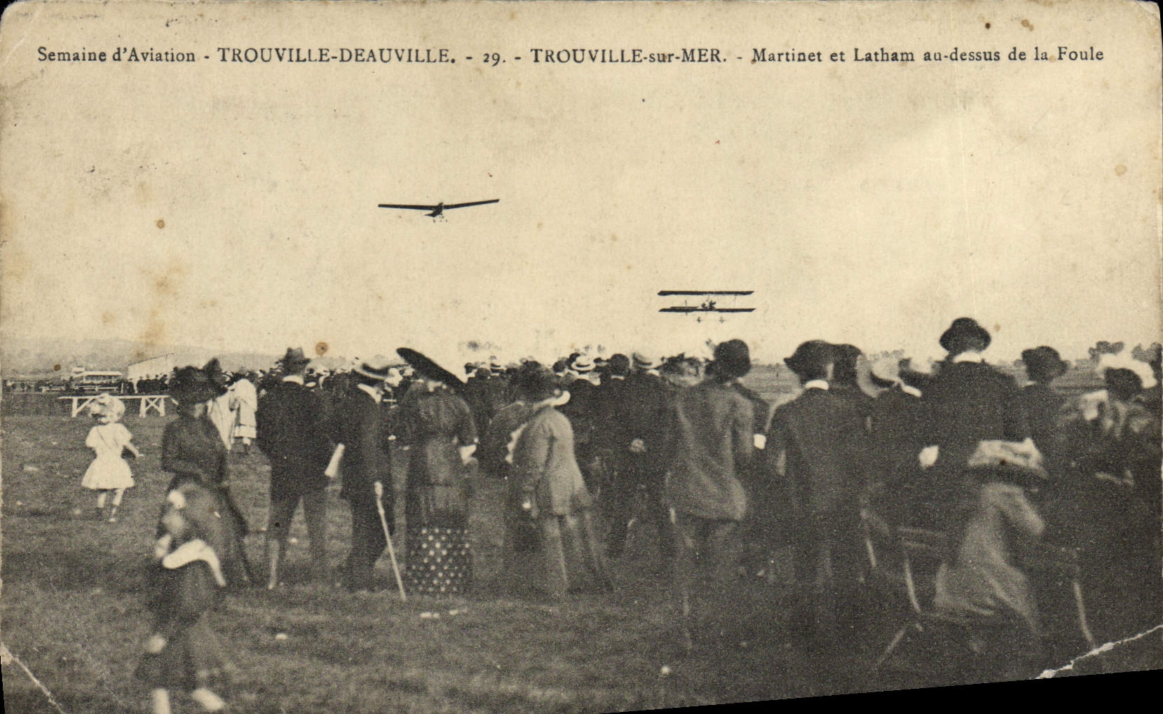 CPA semaine d'aviation Trouville Deauville Martinet Et Latham Au Dessus De La foule