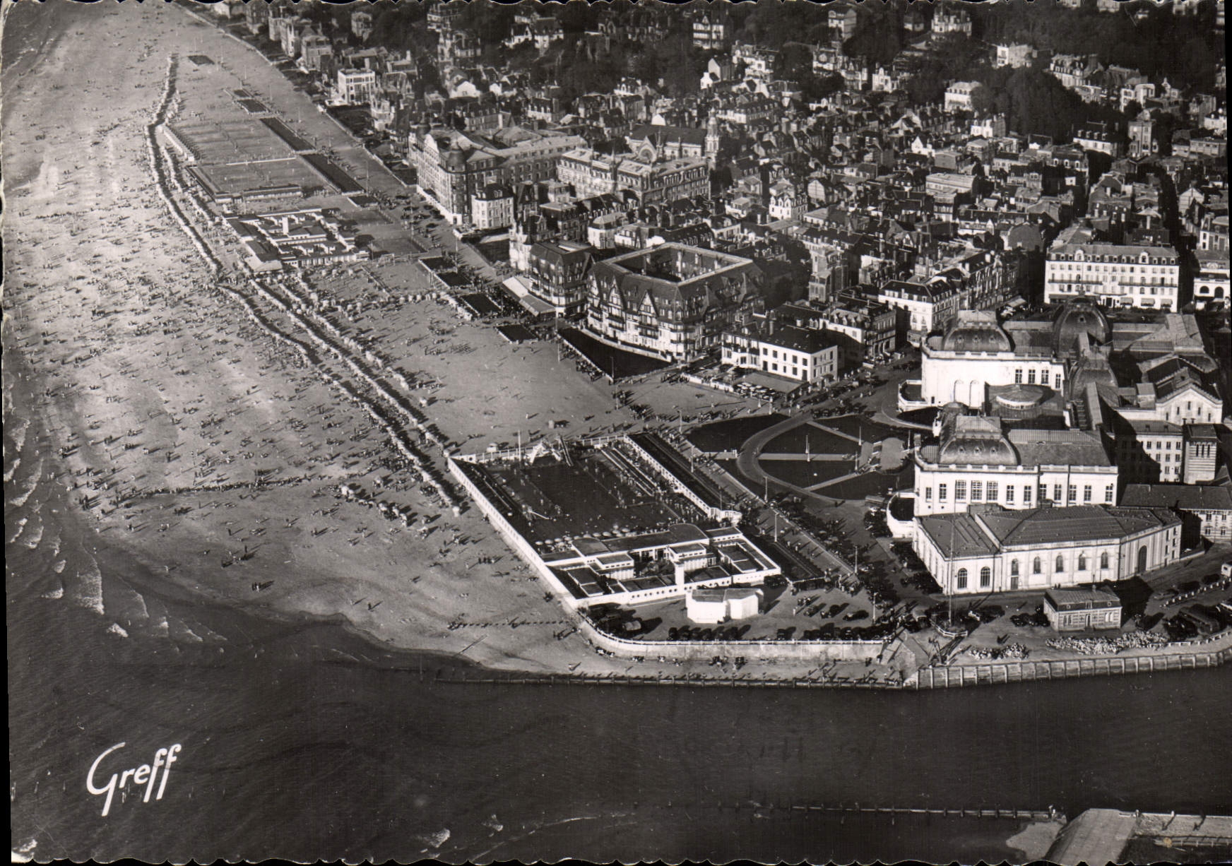 Trouville-sur-Mer — Vue aérienne des bords de la Touques, la piscine et le casino — Éditions Greff