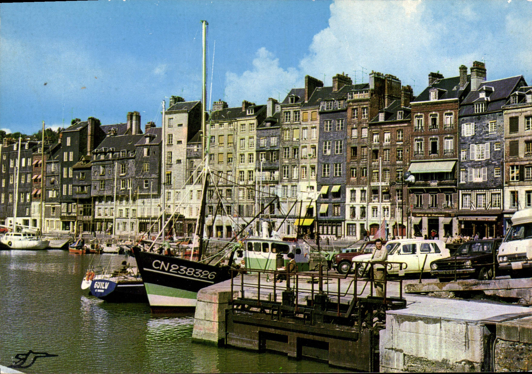 Les pittoresques façades du quai Sainte-Catherine — Honfleur — S.A.D. Éditions de Clichy