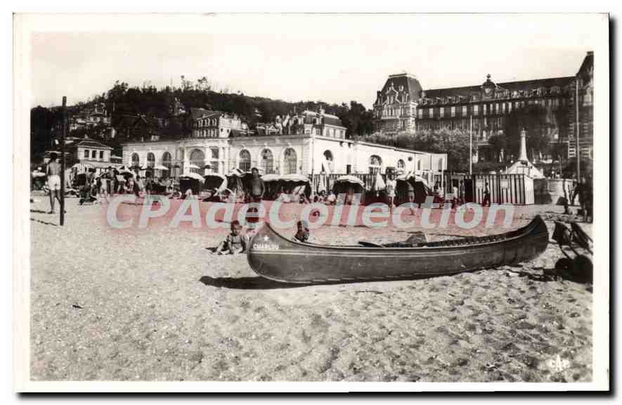 Plage de Houlgate — vue avec canot et bâtiment de plage — CPAdeCollection