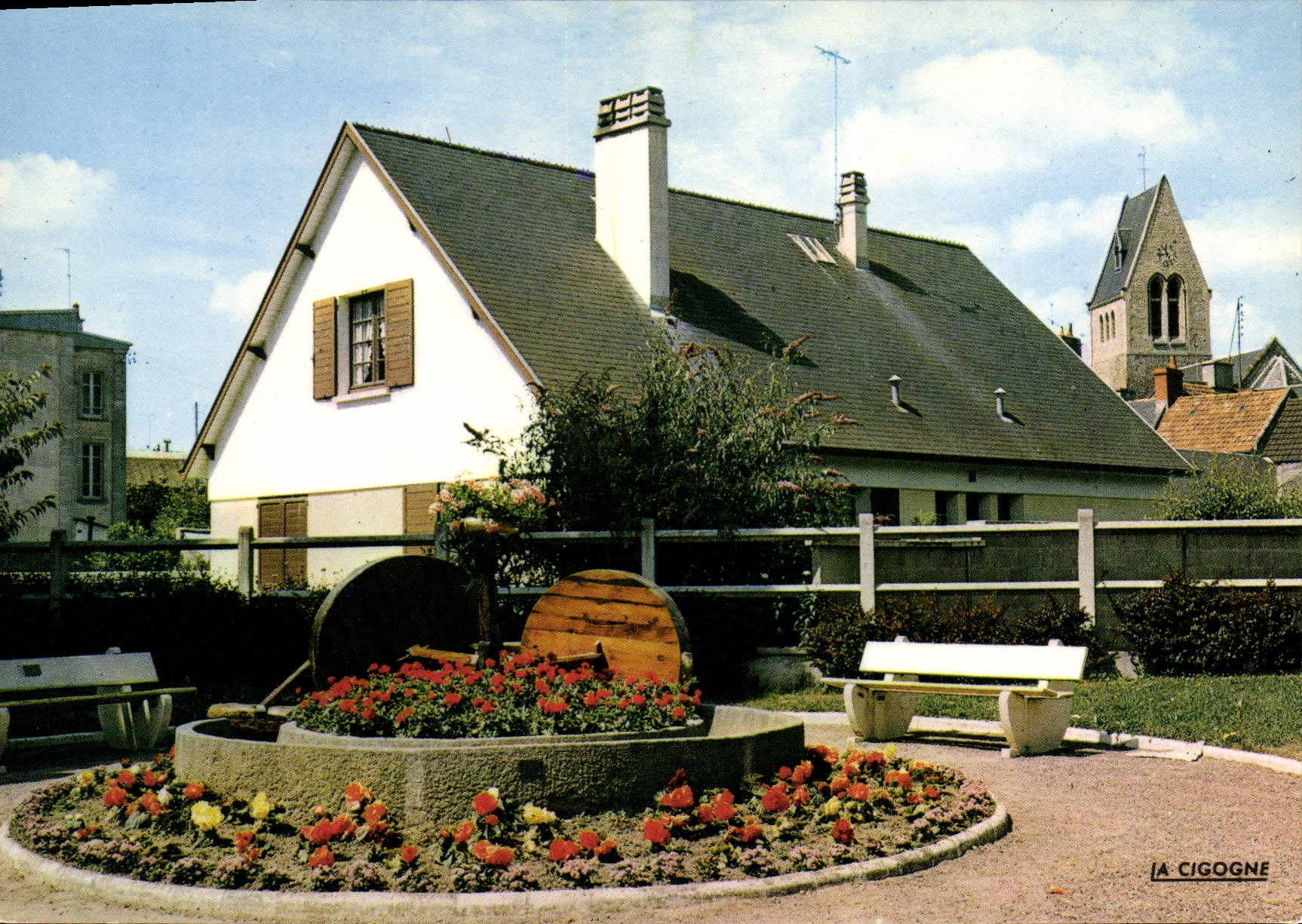 Place du Pressoir in Isigny-sur-Mer — Ansicht des Presse und der Kirche — Éditions LA CIGOGNE
