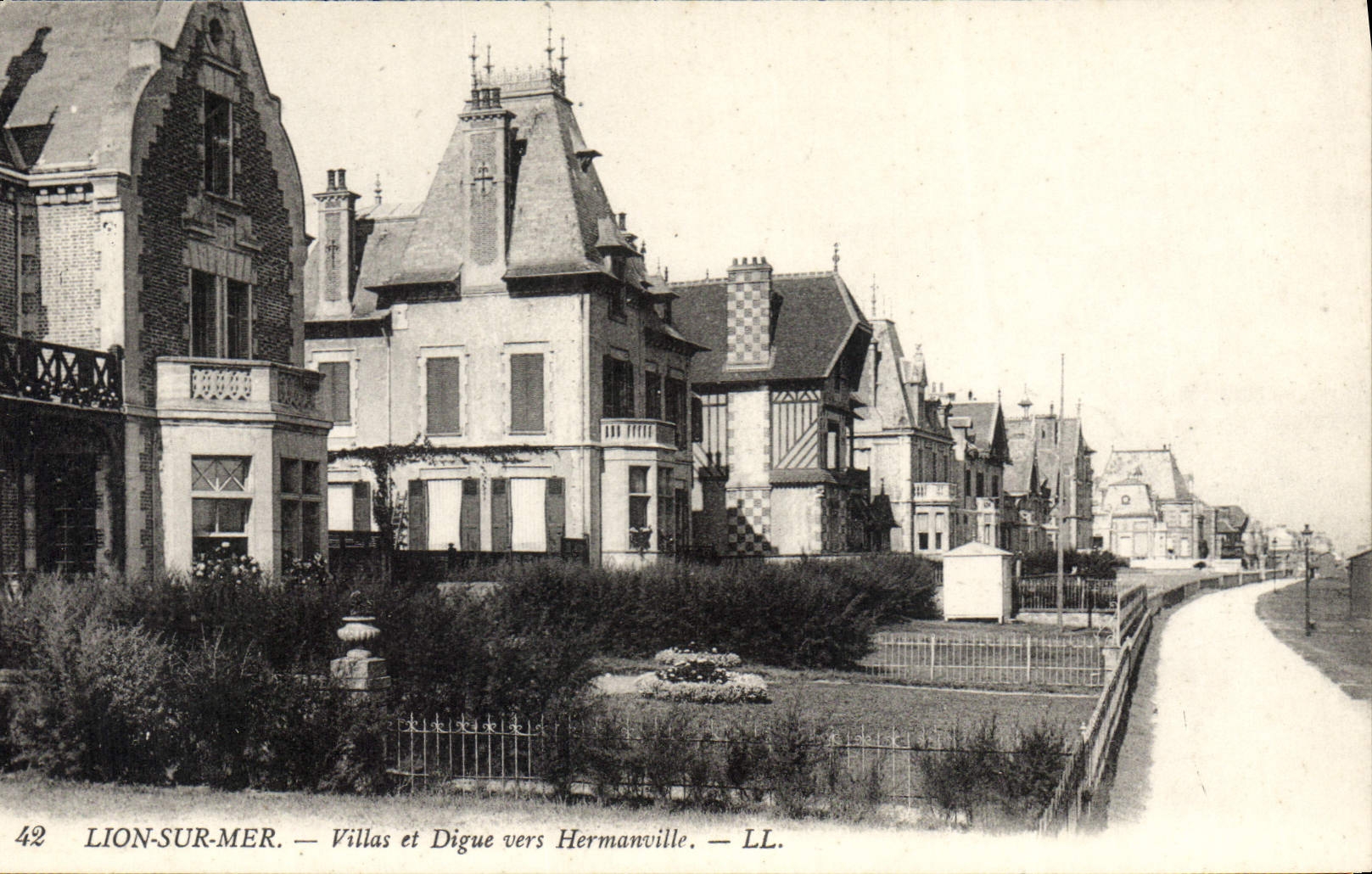 LION-SUR-MER — Villas et Digue vers Hermanville — LL. — N°42