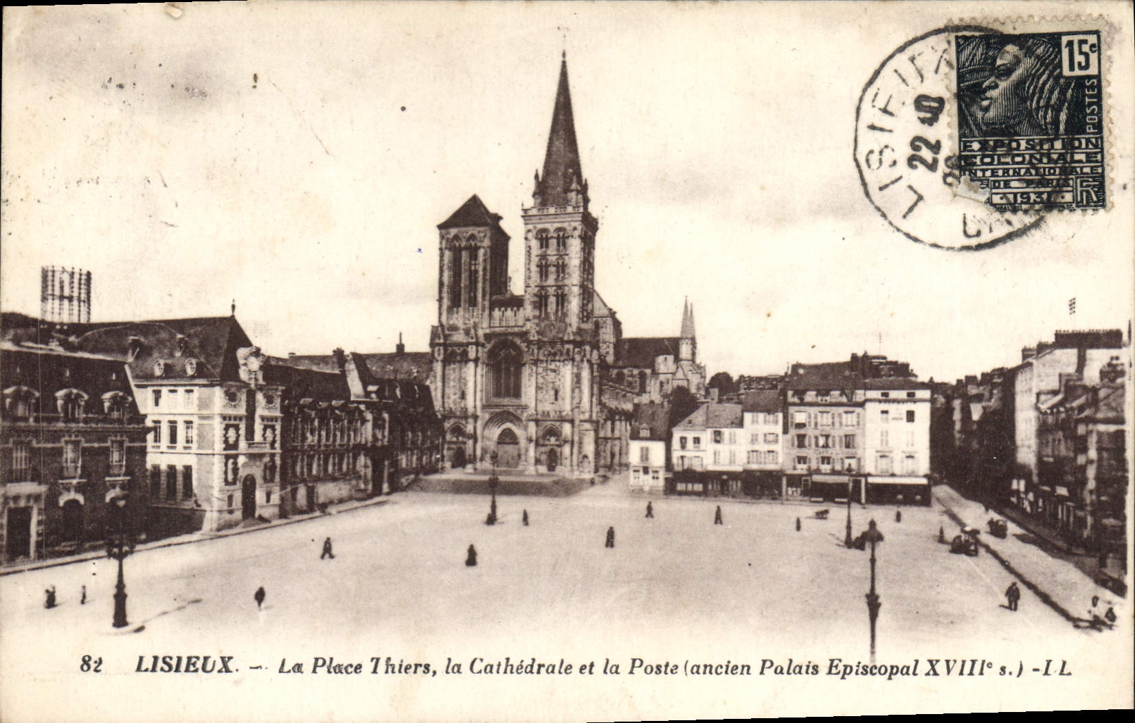 Lisieux — La Place Thiers, la Cathédrale et la Poste (ancien Palais Episcopal XVIIIe s.) — Éditions L. L. n°82