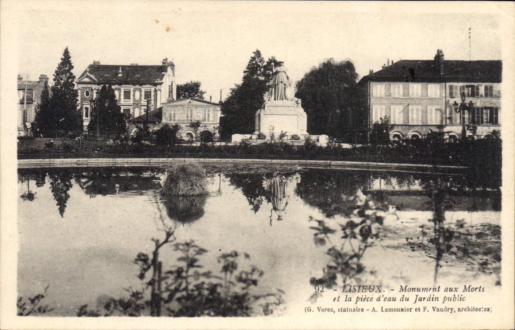 Lisieux - Monument aux Morts et la pièce d'eau du Jardin public — G. Verez, statuaire - A. Lemonnier et F. Vaudry, architectes