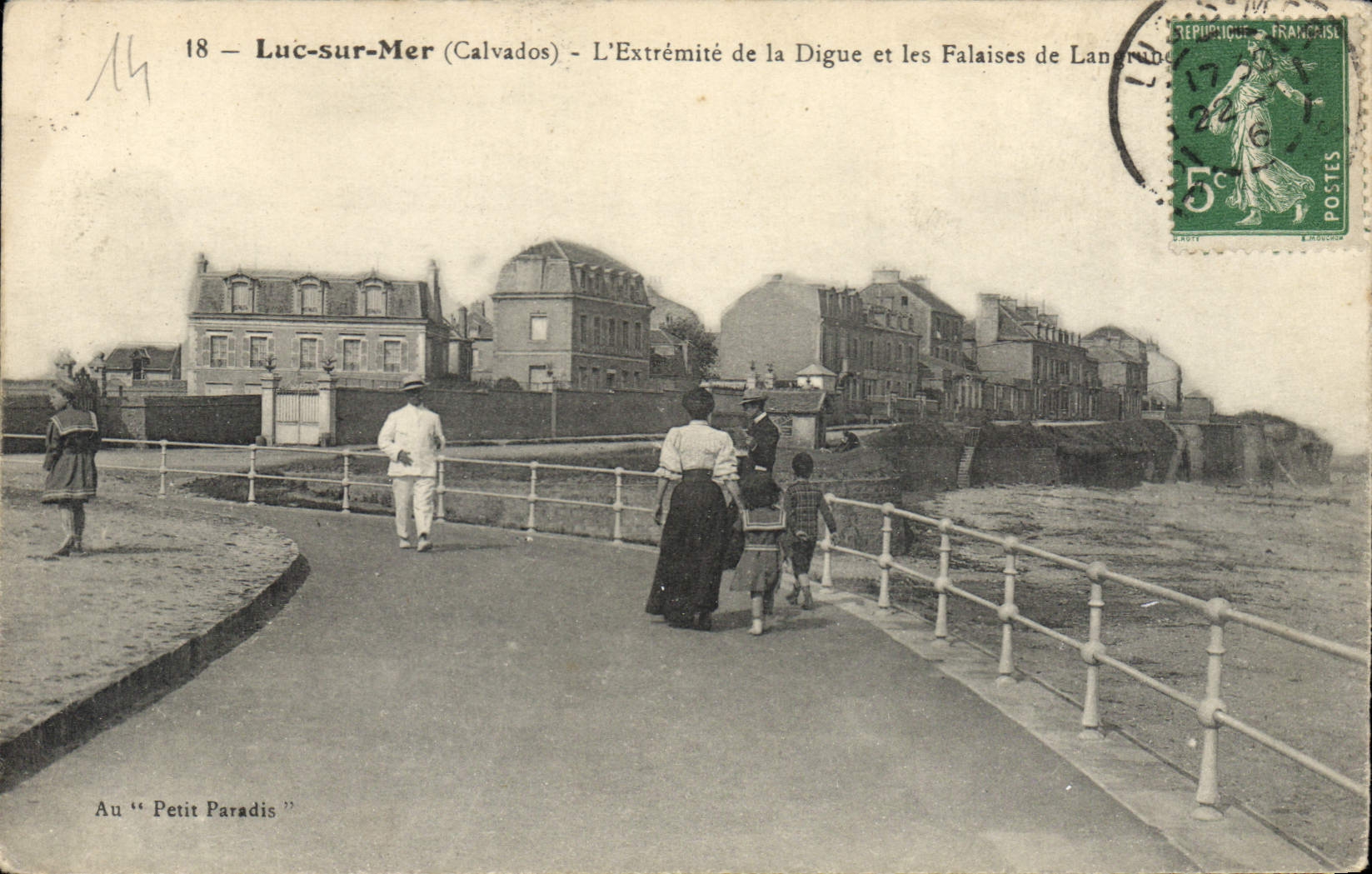 Luc-sur-Mer (Calvados) — L'Extrémité de la Digue et les Falaises de Langrune — Au « Petit Paradis »