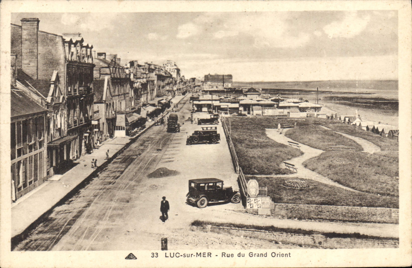 LUC-sur-MER - Rue du Grand Orient — vue de la promenade et du rivage — éditeur anonyme, n° 33