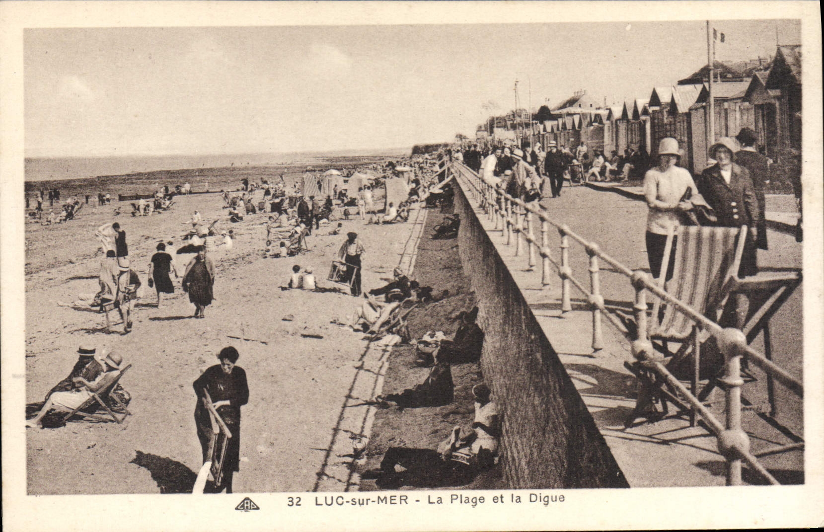 Luc-sur-Mer - La Plage et la Digue — CPAdeCollection