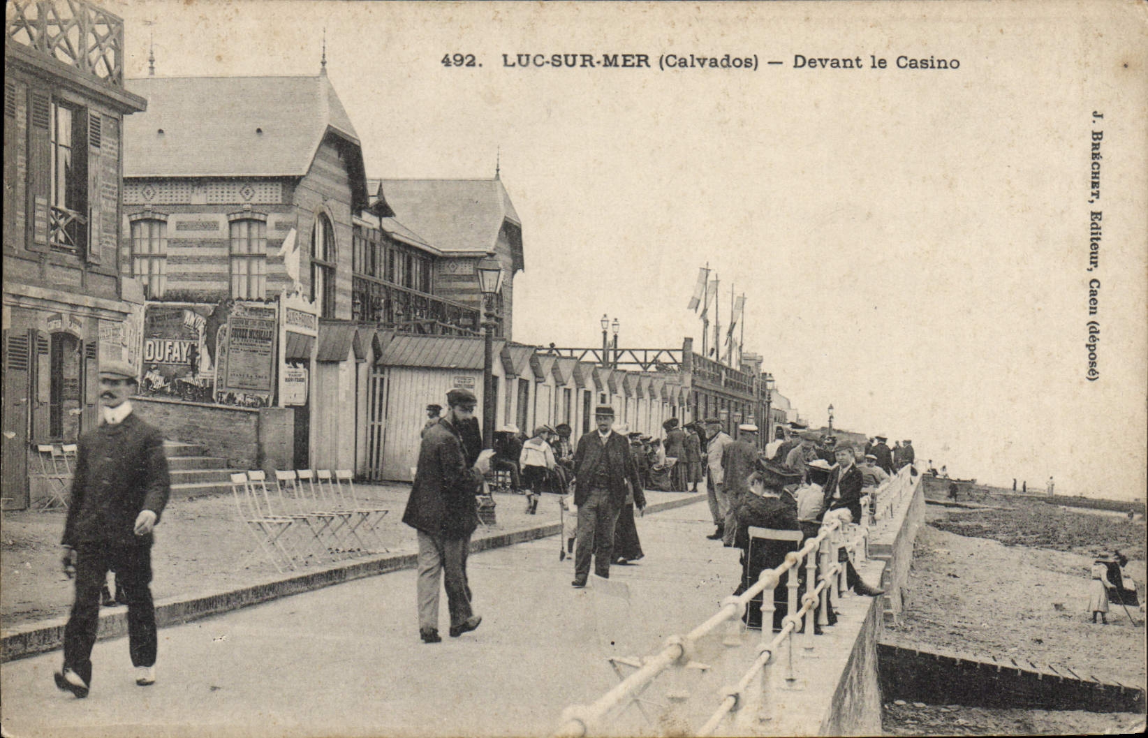Luc-sur-Mer (Calvados) — Devant le Casino — J. Buccher, Éditeur, Caen (déposé) - Anverso