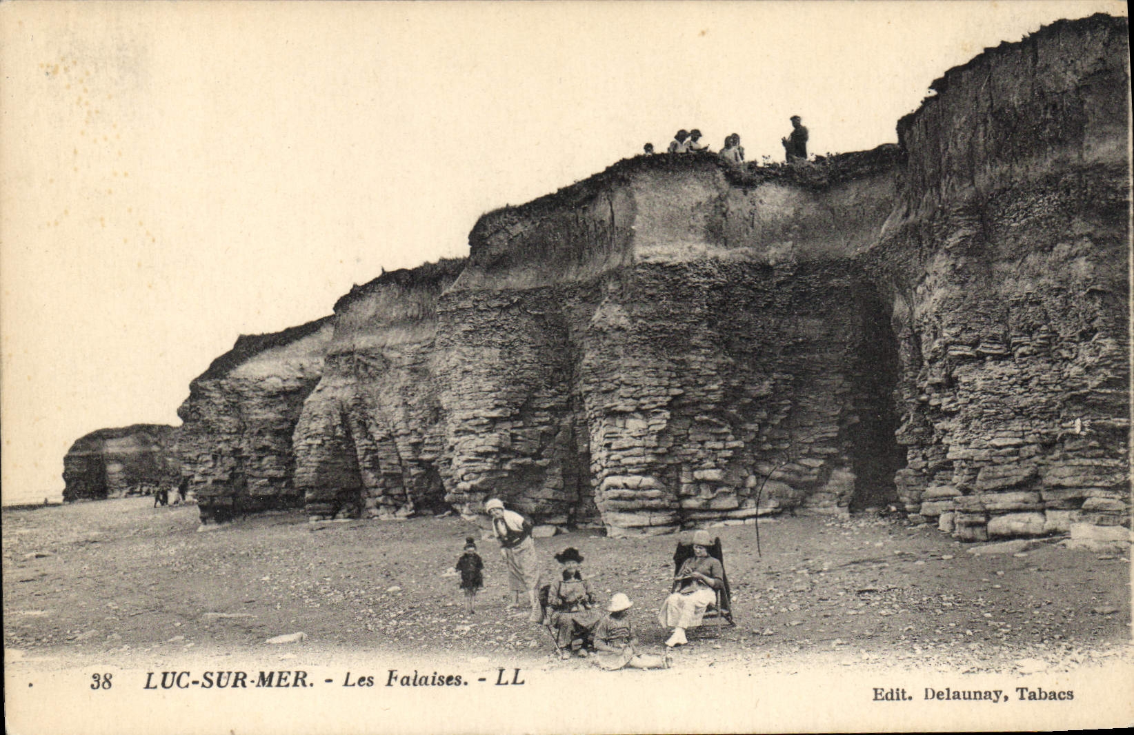Luc-sur-Mer — Die Klippen — Edit. Delaunay, Tabacs