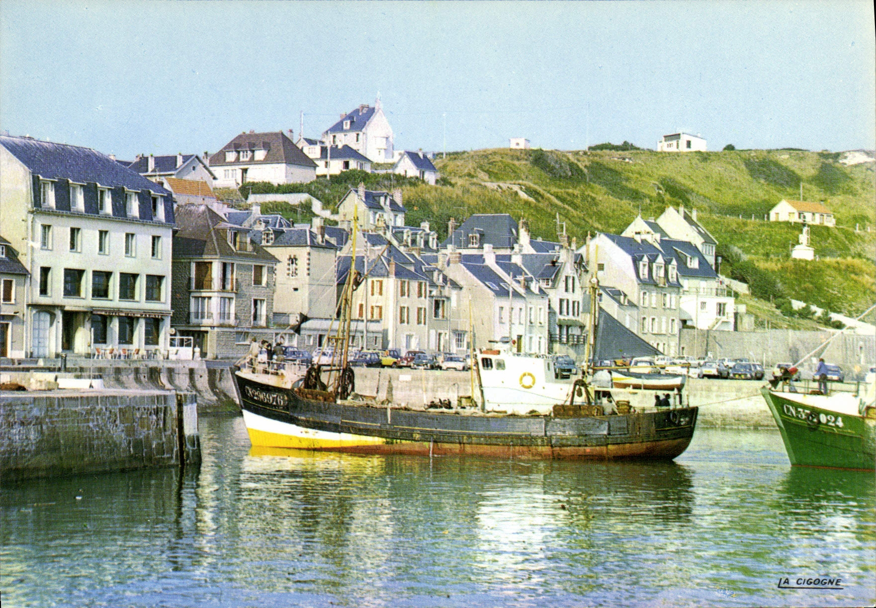 CPSM Port En Bessin Quai Letourneur Et Les falaises