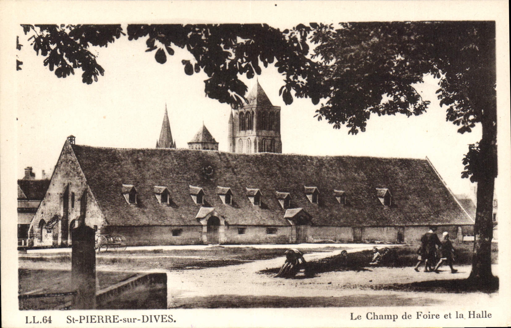 St-Pierre-sur-Dives — Der Marktplatz und das Hallenhaus — LL.64 — Edition DUMAINE