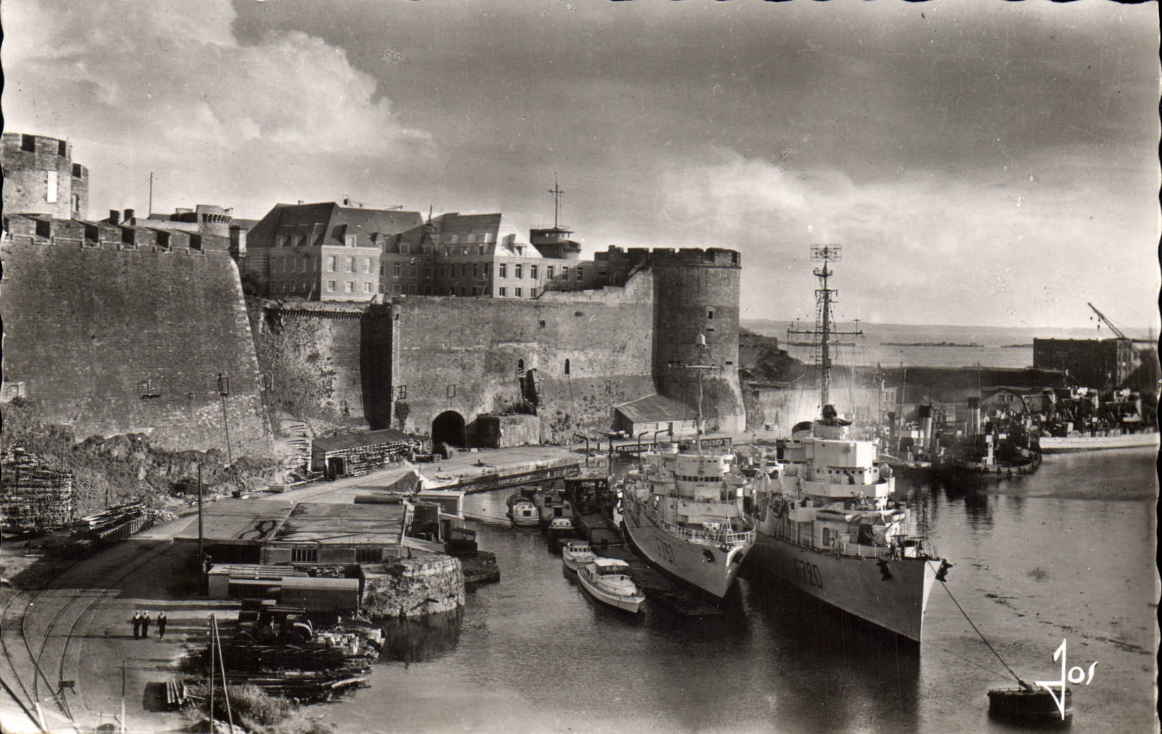 CPA Brest Le Vieux Chateau Et Ses Remparts