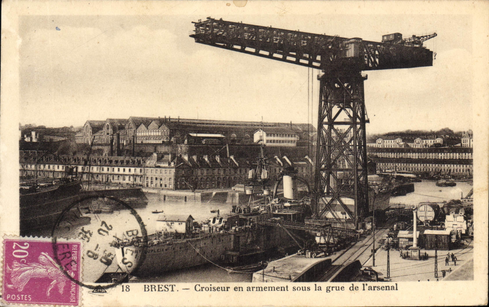 CPA Brest Croiseur En Armement Sous La Grue De I'Arsenal