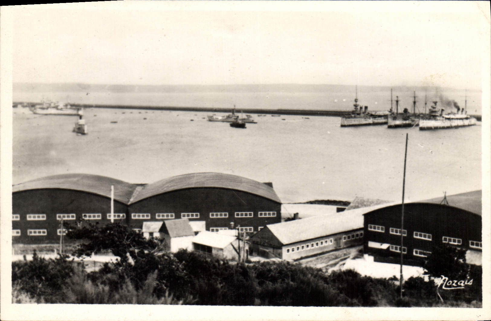 CPA Brest La Rade Vue De I'Esplanade De I'Ecole Navale centre d'aviation