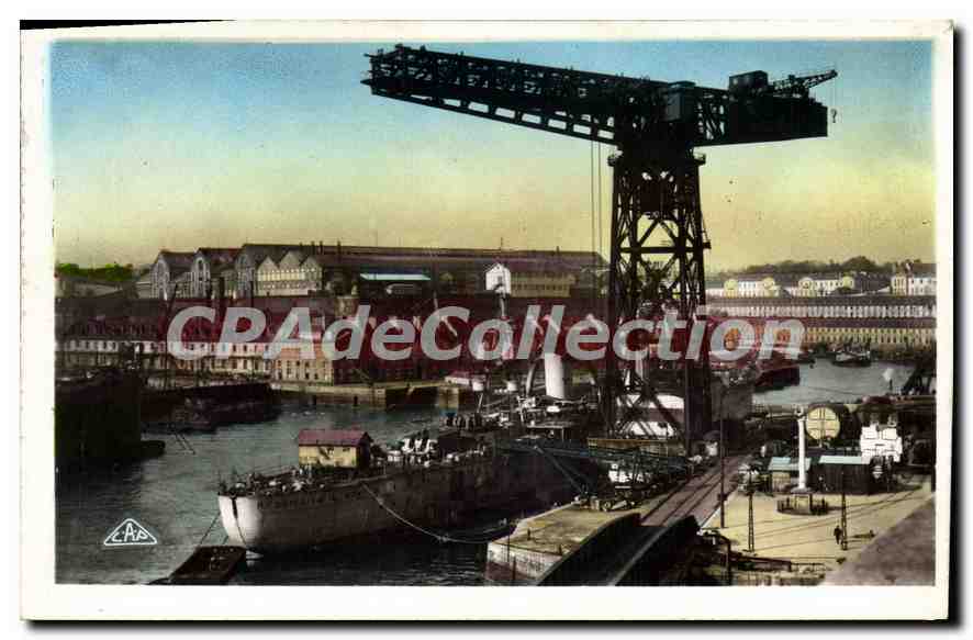 CPA Brest Croiseur En Armement Sous La Grue De I'Arsenal