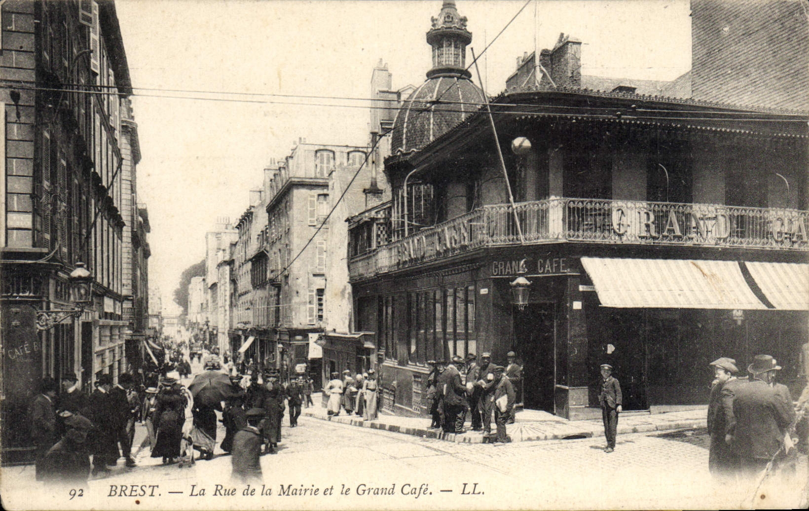 CPA Brest La Rue De La Mairie Et Le Grand Café