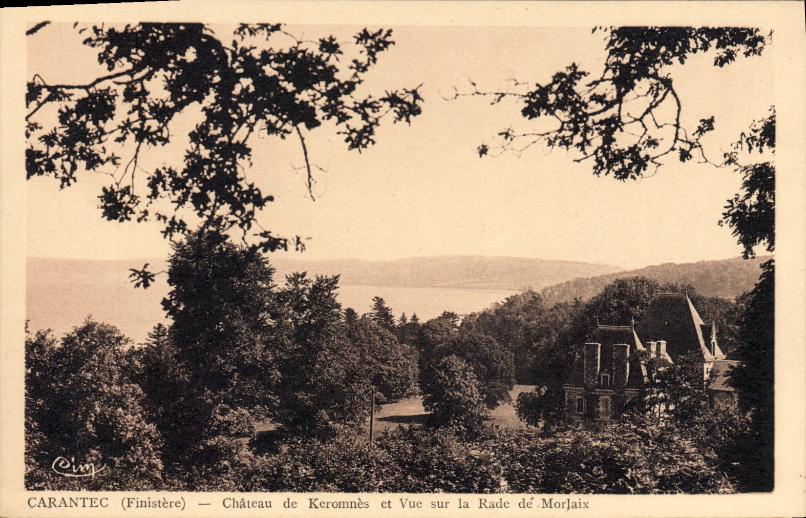 CPA Carantec Chateau De Keromnes Et Vue Sur La Rade De Morlaix