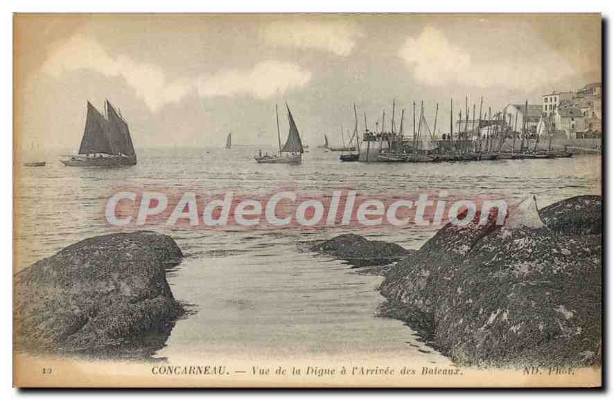 CPA Concarneau Vue De La Digue A I'Arrivee Des Bateaux