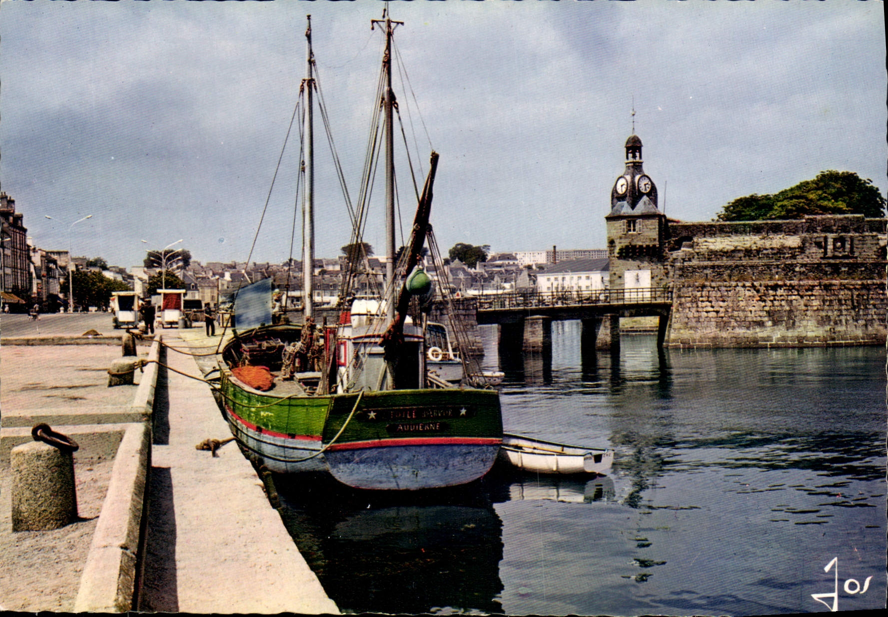 CPSM Concarneau Bateau De Peche Devant I'Entree De La Ville Close