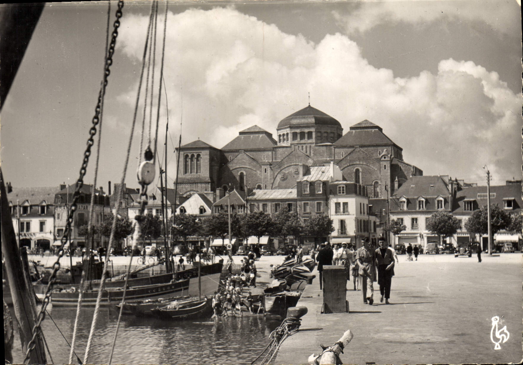 CPSM Concarneau L'Avenue Et I'Eglise Du Sacre Coeur De Marie