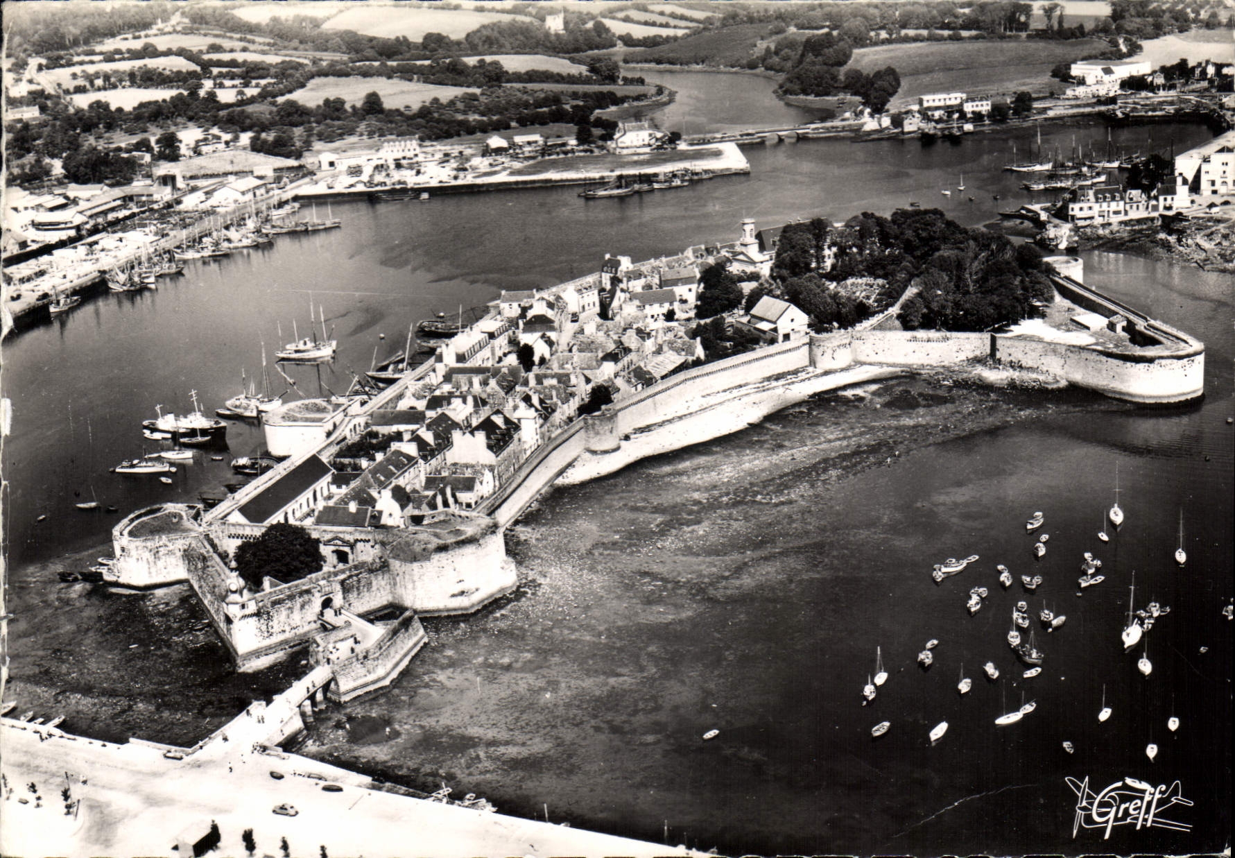 CPSM Concarneau Vue Aerienne Ensemble De La Ville Close