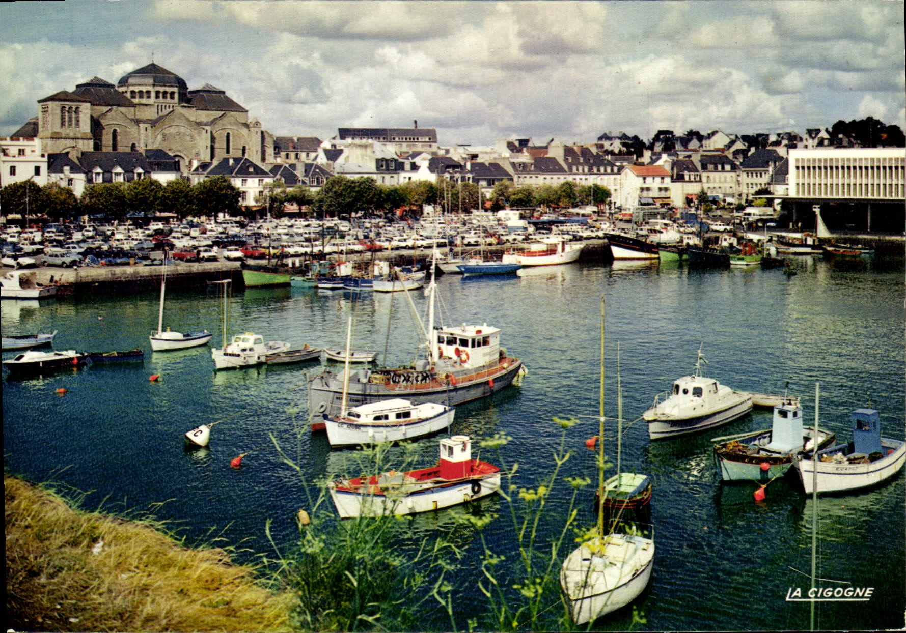 CPSM Concarneau Le Port Au Fond La Cale De La Criee