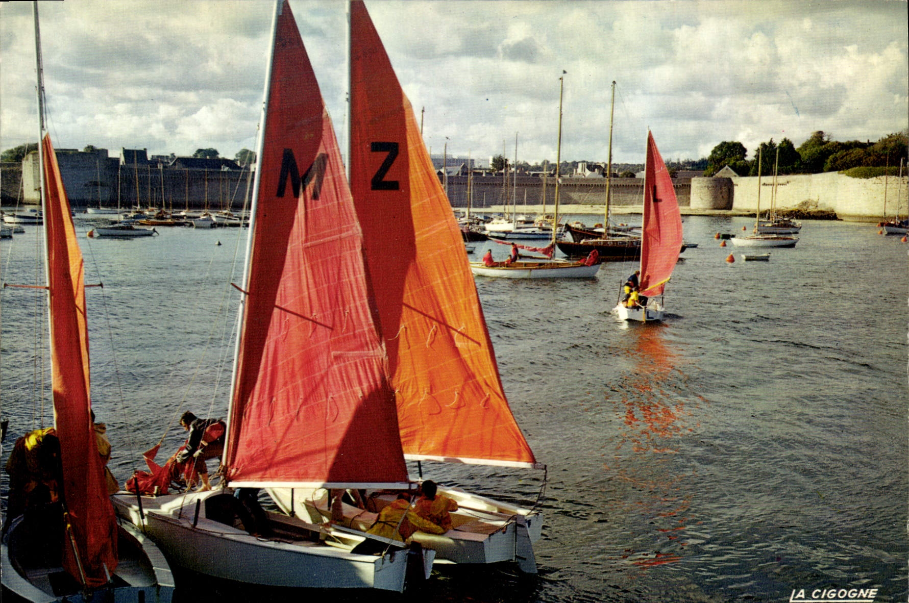 CPSM Concarneau Le Port De Plaisance Devant Les Remparts De La Ville Close