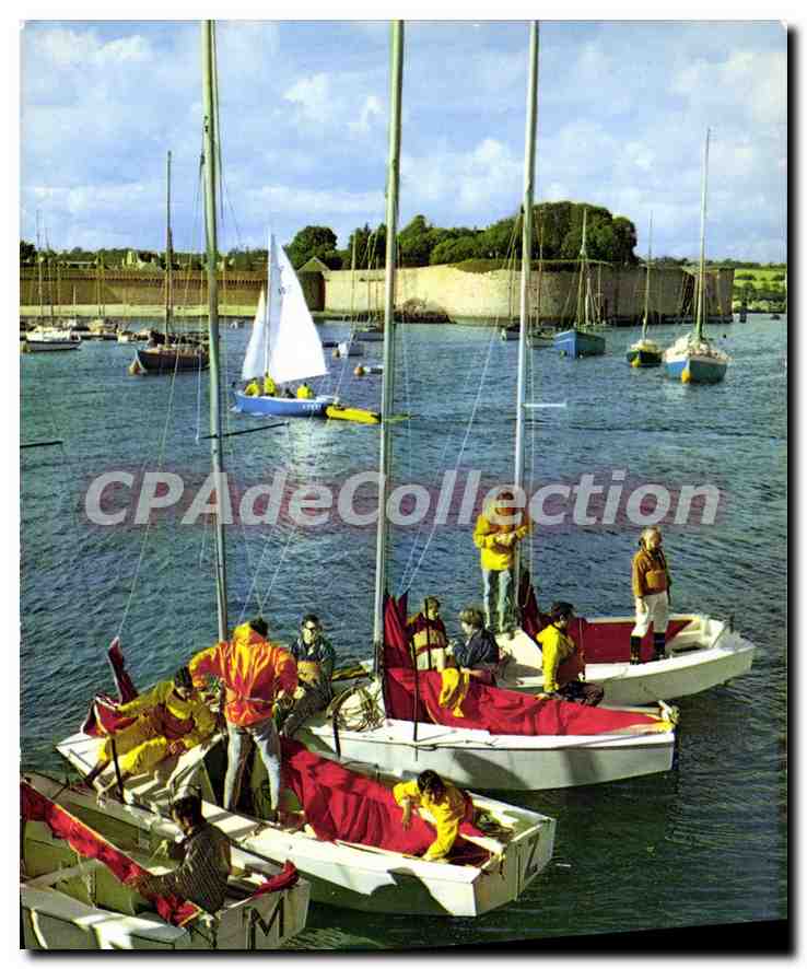 CPSM Concarneau Ecole De Voile Devant Les Remparts De La Ville Close