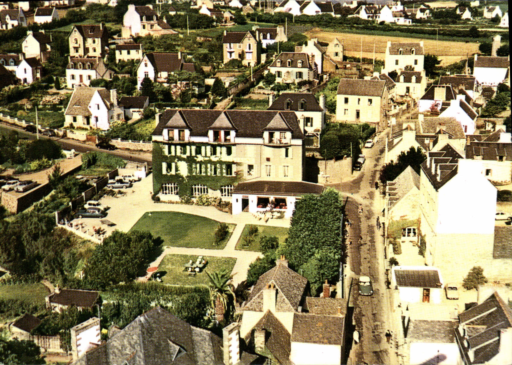 CPSM Locquirec Hotel De Bretagne Et Rue Principale