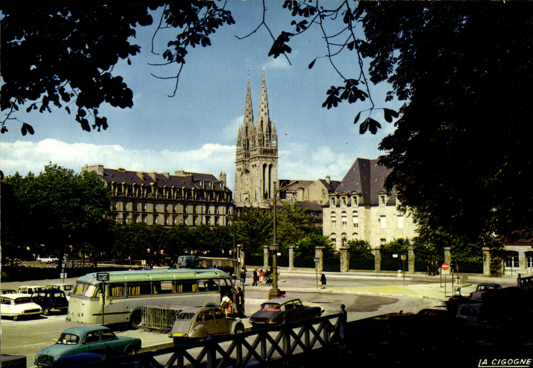 CPSM Quimper Place De La Resistance citroën 2CV DS