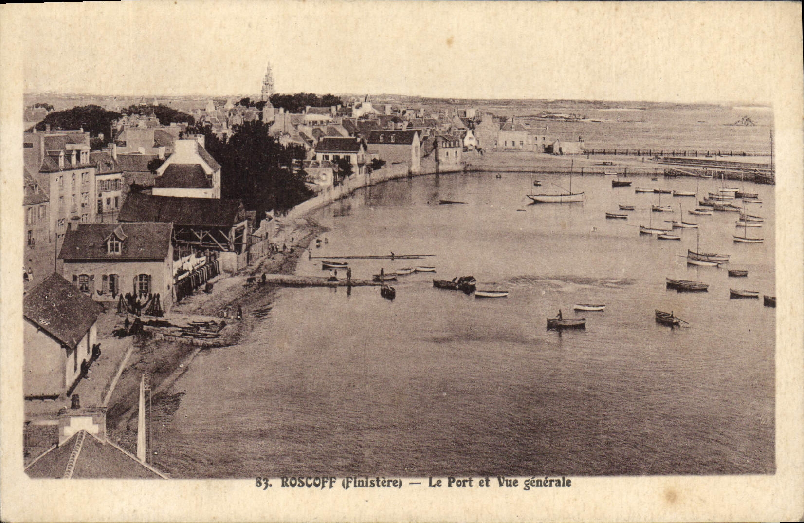 CPA Roscoff Le Port Et Vue Generale