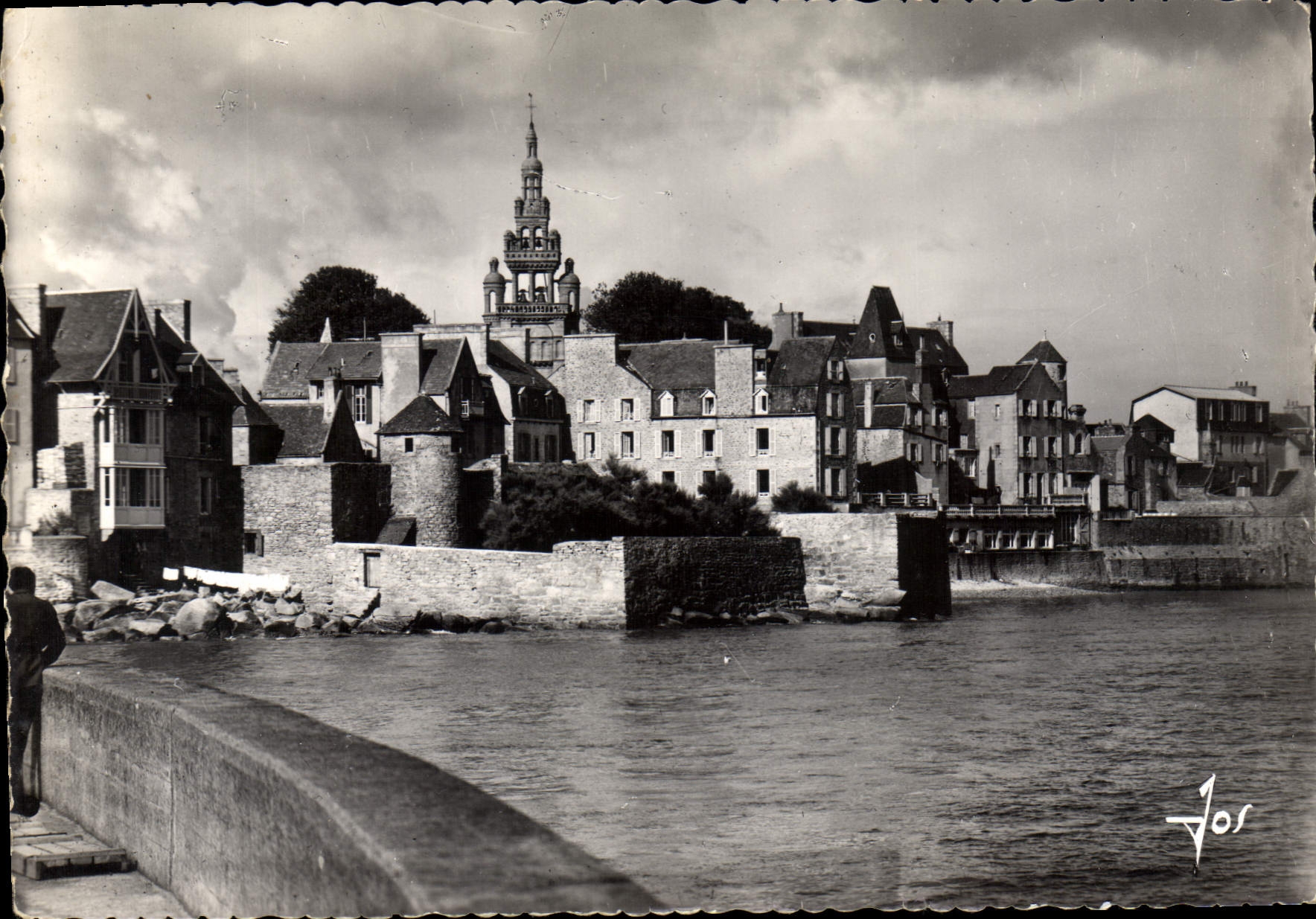 CPSM Roscoff Les Maisons Du Port Dominees Par le clocher de notre dame de Croaz-bas