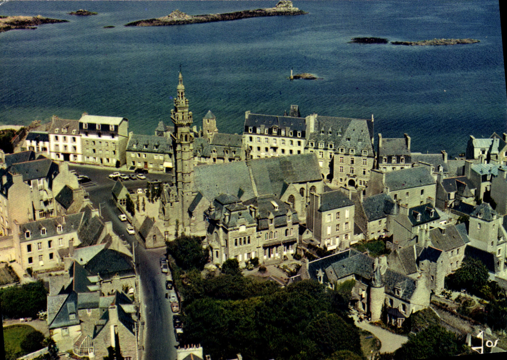 CPSM Roscoff Quartier De I'Eglise Dominant La Mer