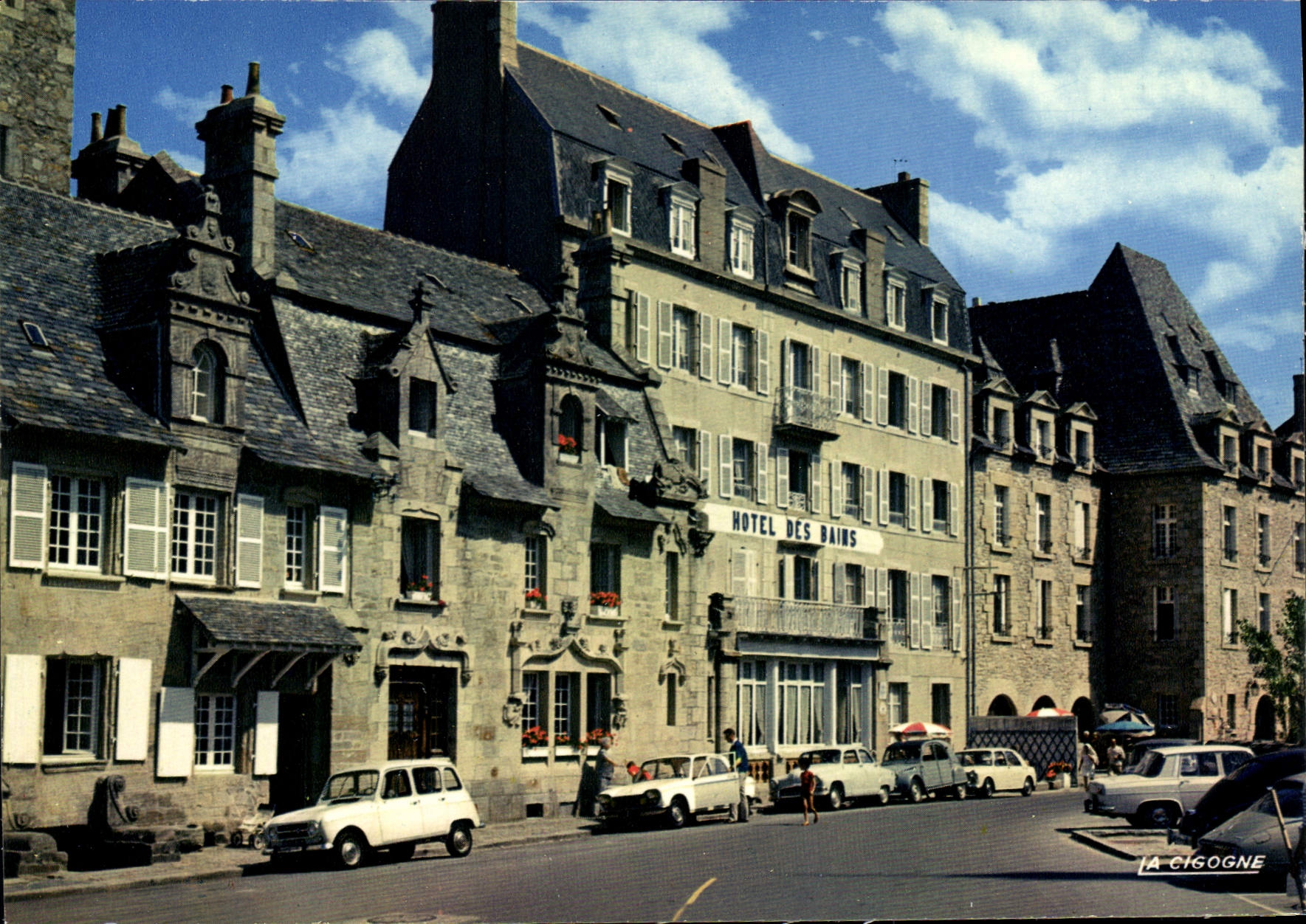 CPSM Roscoff La Place Et Ses Vieilles Maisons hotel des bains
