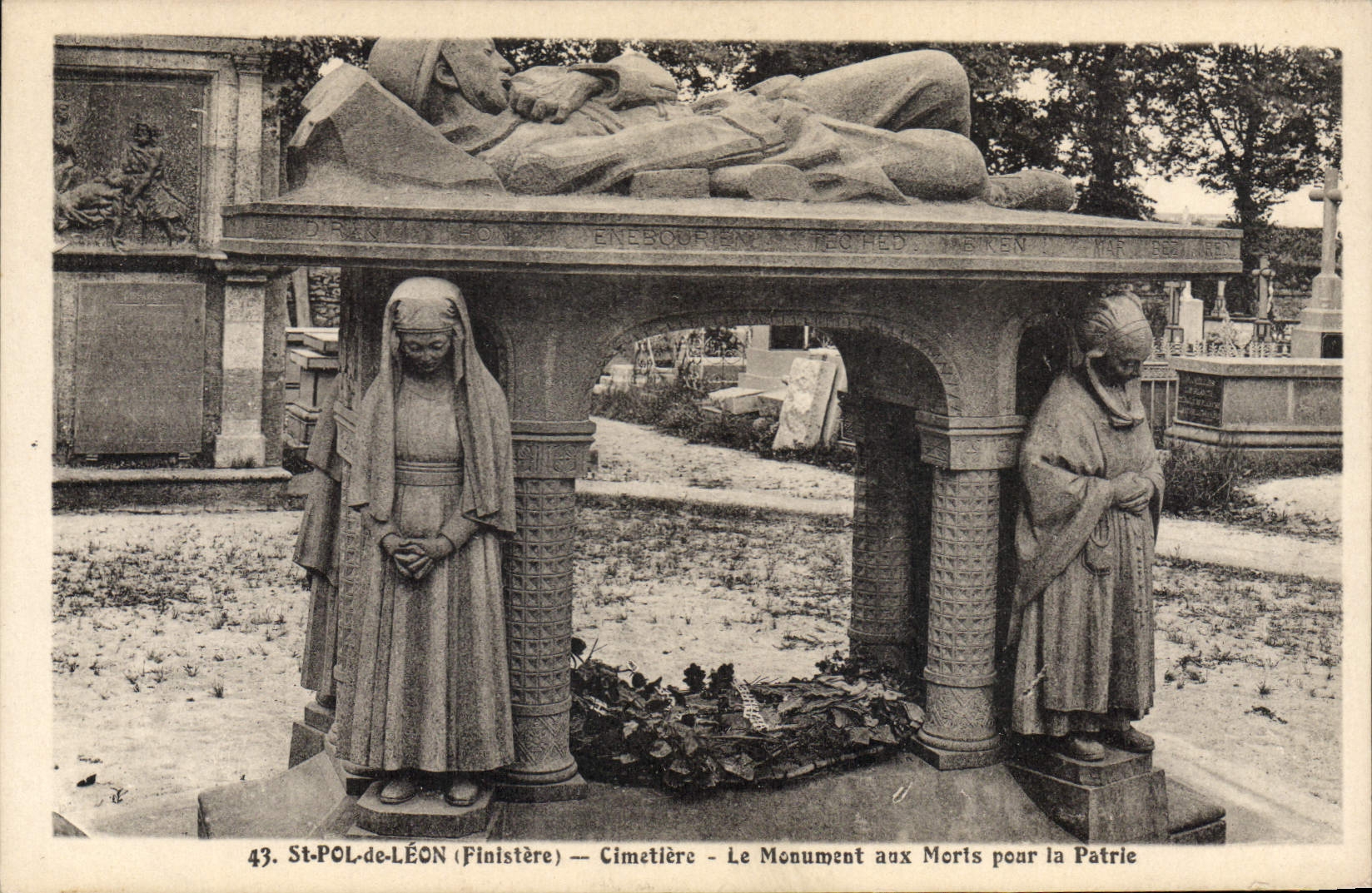 CPA Saint Pol De Leon Cimetiere Le Monument Aux Morts Pour La Patrie
