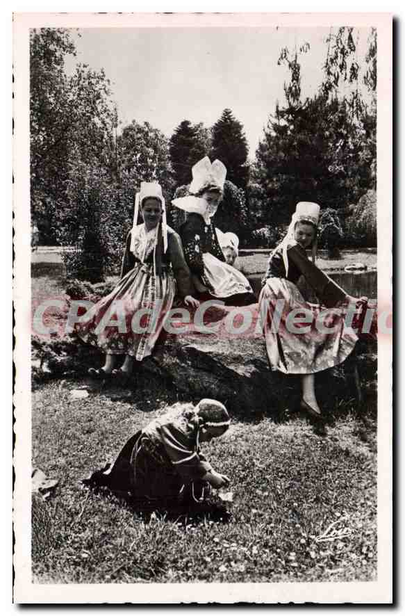 CPA Pont Aven Costume De Plougastel Daoulas et de Pont aven