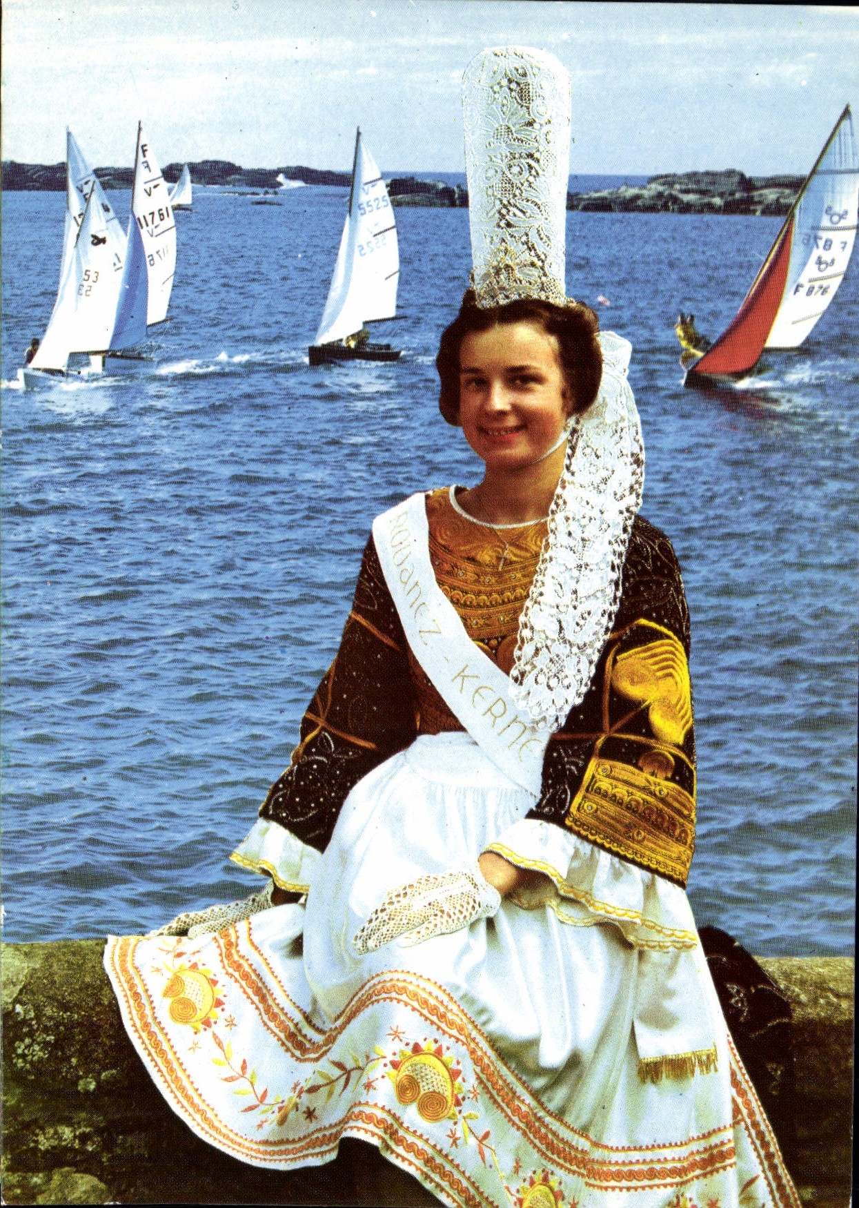 CPSM Folklore De Bretagne Jeune Fille en Costume Bigouden