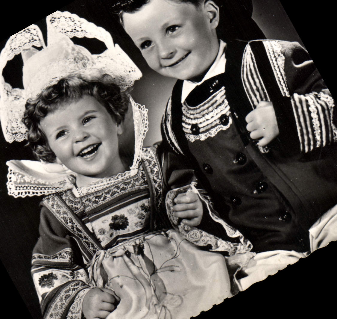 CPSM La Bretagne Enfants En Costume De Fete Scaer Rosporden Et Bannalec