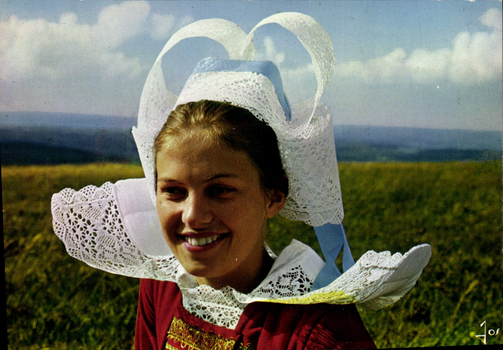 CPSM Fouesnant jeune fille En Costume
