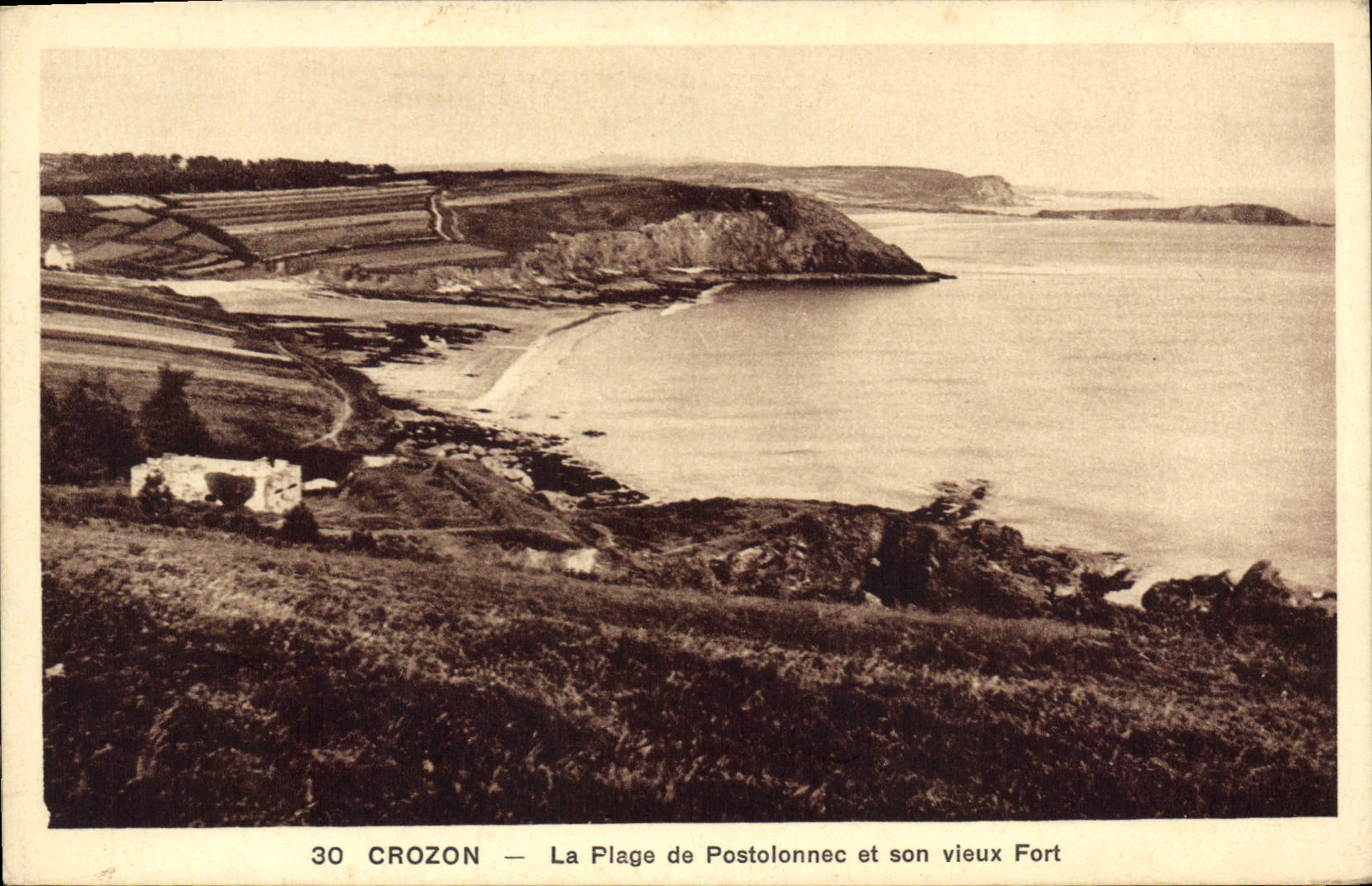 CPA Crozon La Plage De Postolonnec Et Son Vieux Fort