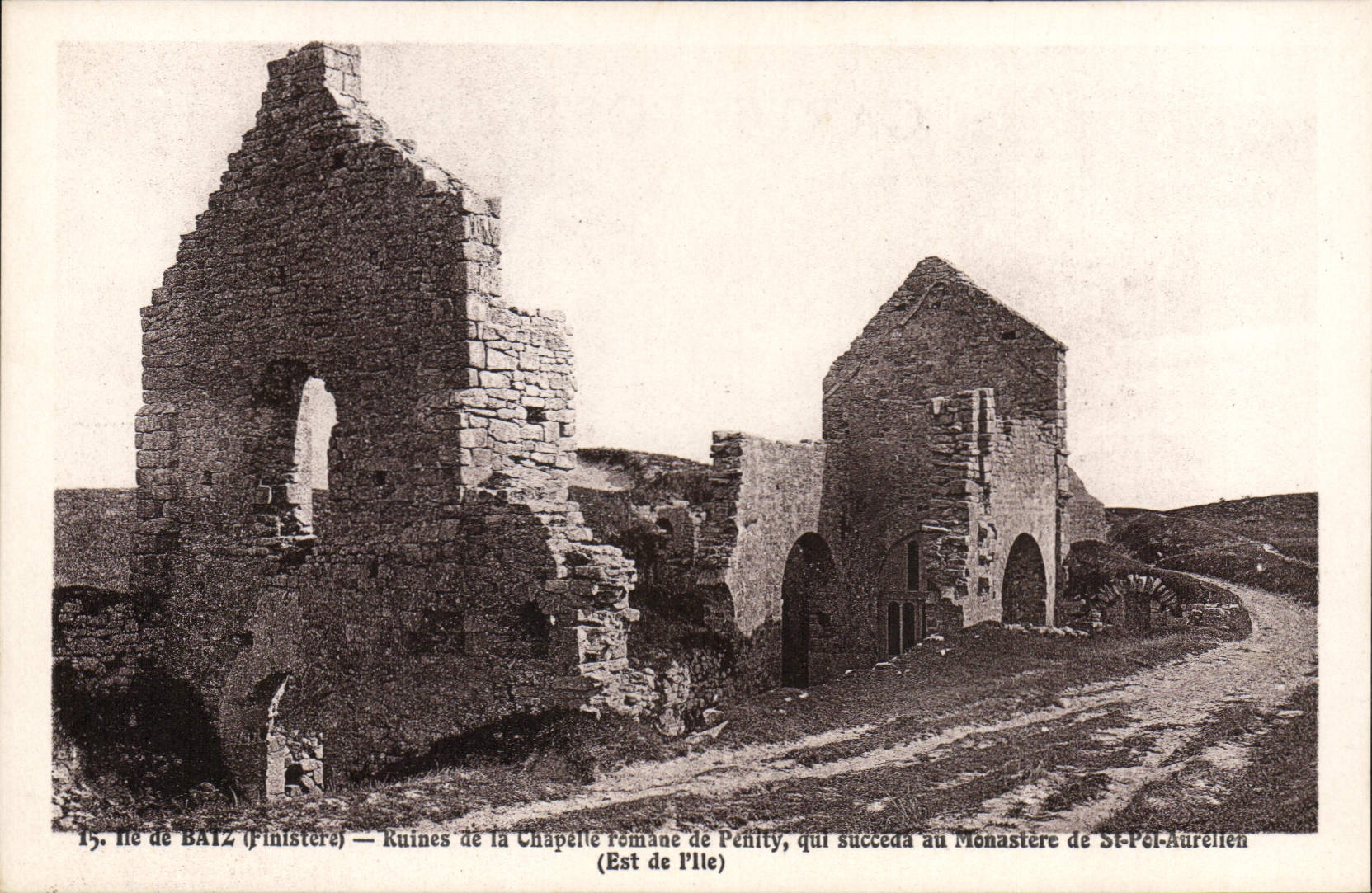 CPA Ile De Batz Ruines De La Chapelle Romaine De Penity