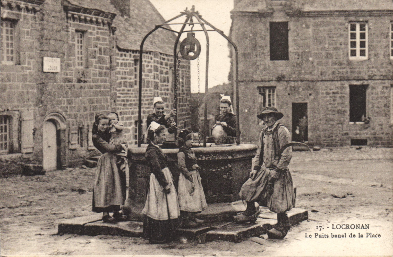 CPA Locronan Le Puits Banal De La Place