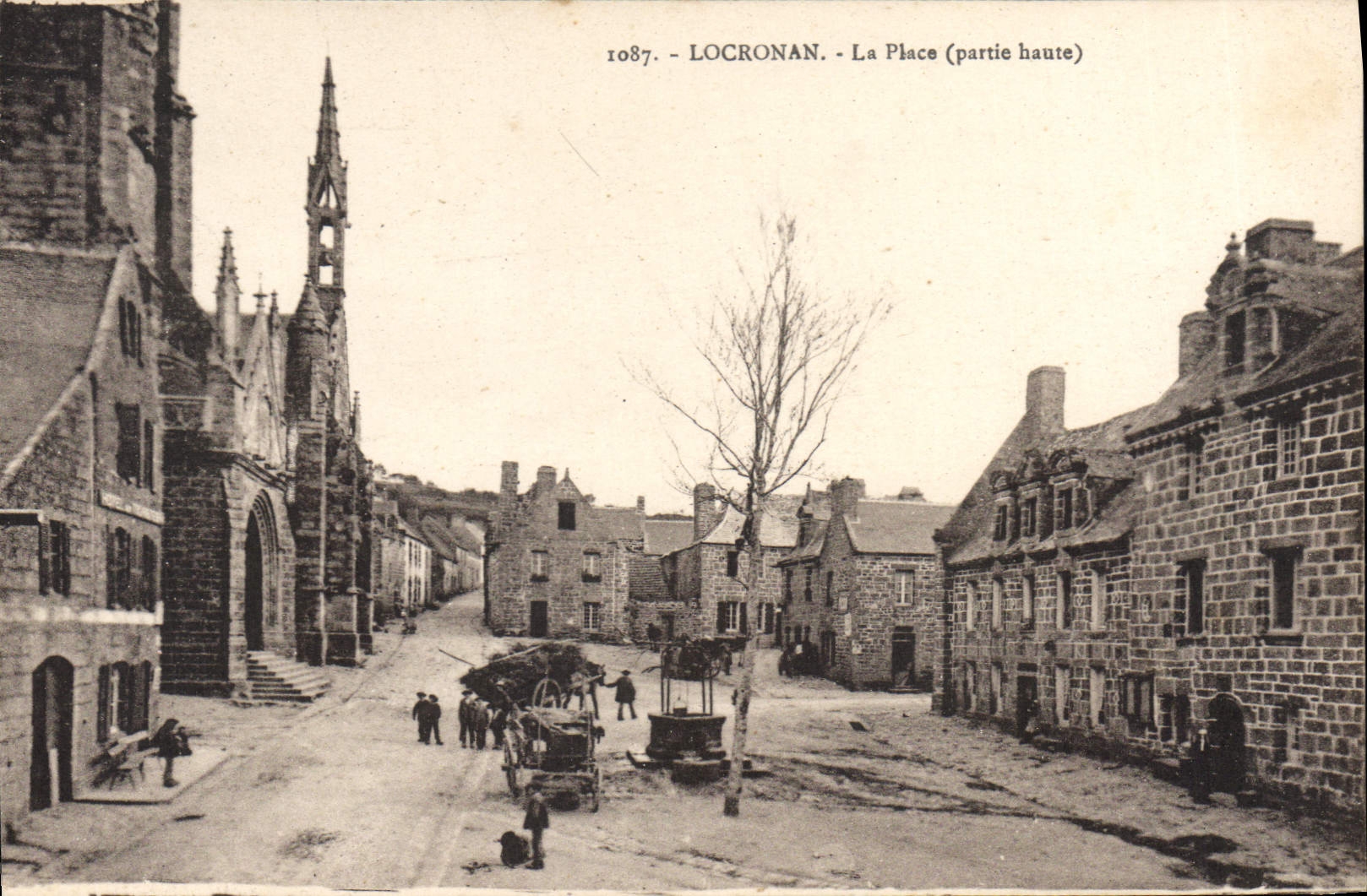 Locronan - La Place (partie haute) — vue de la place avec église et rue pavée — série 1087, éditeur Le Douré, Châteaulin