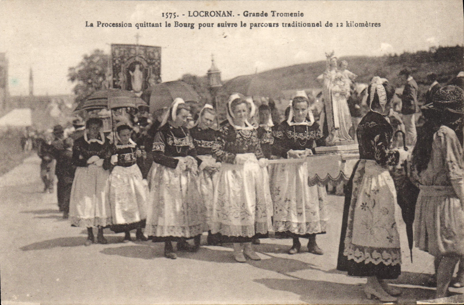 CPA Locronan Grande Tromenie La Procession Quittant